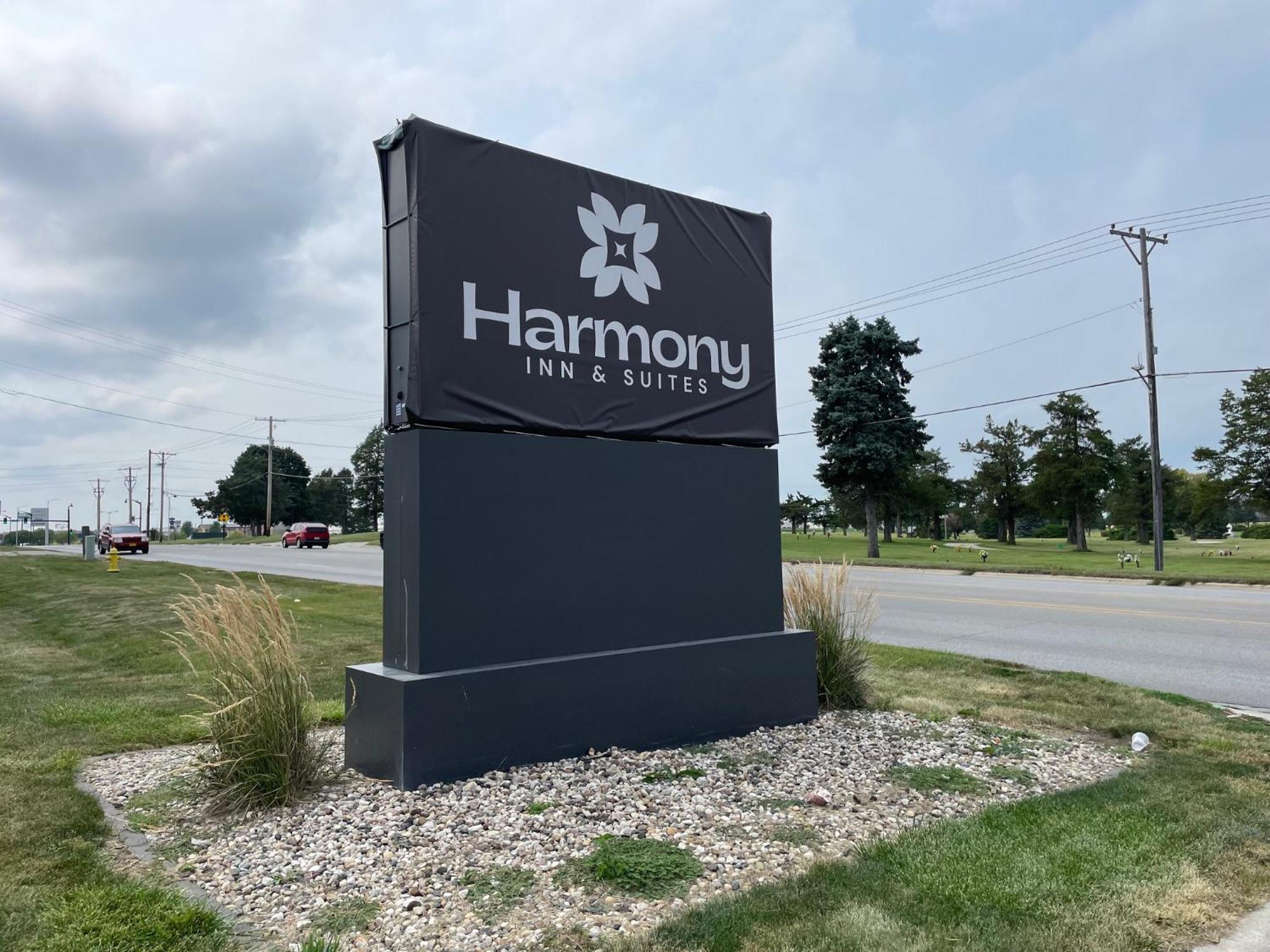 Harmony Inn & Suites Форт Додж Екстериор снимка